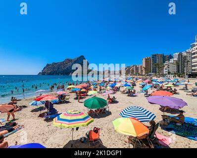 Farbenfroher mediterraner Strand. Penyal d’Ifach. Calpe Beach, Spanien. Stockfoto