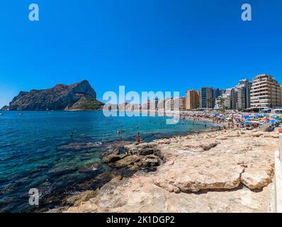 Farbenfroher mediterraner Strand. Penyal d’Ifach. Calpe Beach, Spanien. Stockfoto