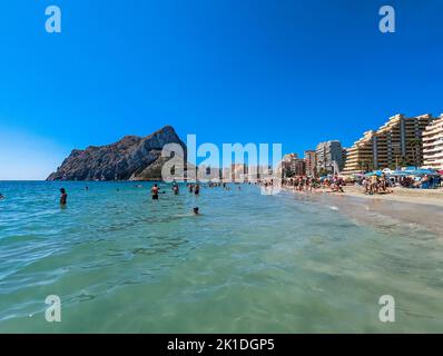 Farbenfroher mediterraner Strand. Penyal d’Ifach. Calpe Beach, Spanien. Stockfoto