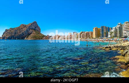 Farbenfroher mediterraner Strand. Penyal d’Ifach. Calpe Beach, Spanien. Stockfoto