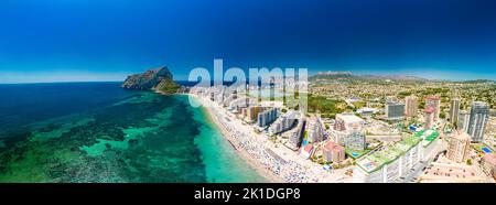 Farbenfroher mediterraner Strand. Penyal d’Ifach. Calpe Beach, Spanien. Stockfoto
