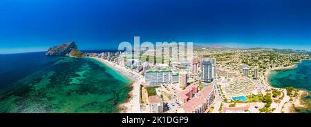 Farbenfroher mediterraner Strand. Penyal d’Ifach. Calpe Beach, Spanien. Stockfoto