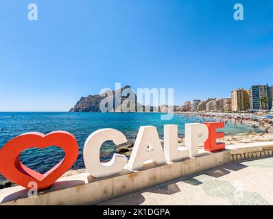 Farbenfroher mediterraner Strand. Penyal d’Ifach. Calpe Beach, Spanien. Stockfoto