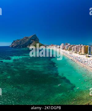 Farbenfroher mediterraner Strand. Penyal d’Ifach. Calpe Beach, Spanien. Stockfoto