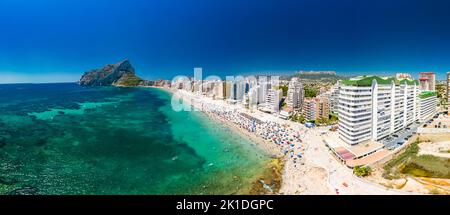 Farbenfroher mediterraner Strand. Penyal d’Ifach. Calpe Beach, Spanien. Stockfoto