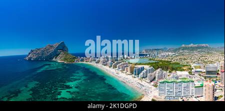 Farbenfroher mediterraner Strand. Penyal d’Ifach. Calpe Beach, Spanien. Stockfoto