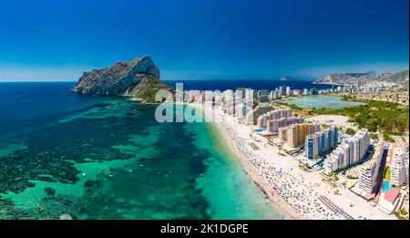 Farbenfroher mediterraner Strand. Penyal d’Ifach. Calpe Beach, Spanien. Stockfoto