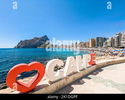 Farbenfroher mediterraner Strand. Penyal d’Ifach. Calpe Beach, Spanien. Stockfoto