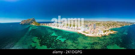 Farbenfroher mediterraner Strand. Penyal d’Ifach. Calpe Beach, Spanien. Stockfoto