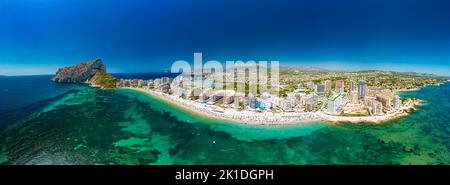 Farbenfroher mediterraner Strand. Penyal d’Ifach. Calpe Beach, Spanien. Stockfoto