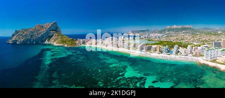 Farbenfroher mediterraner Strand. Penyal d’Ifach. Calpe Beach, Spanien. Stockfoto