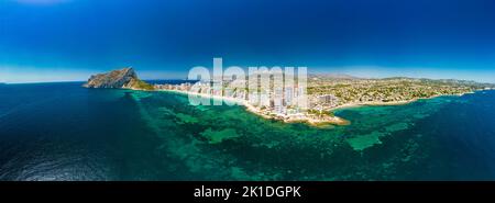 Farbenfroher mediterraner Strand. Penyal d’Ifach. Calpe Beach, Spanien. Stockfoto