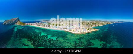 Farbenfroher mediterraner Strand. Penyal d’Ifach. Calpe Beach, Spanien. Stockfoto