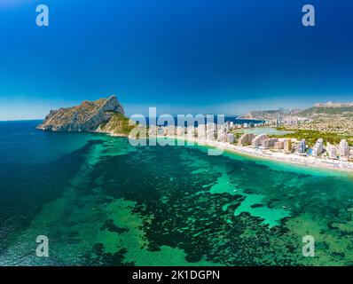 Farbenfroher mediterraner Strand. Penyal d’Ifach. Calpe Beach, Spanien. Stockfoto