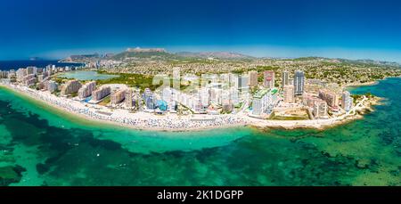 Farbenfroher mediterraner Strand. Penyal d’Ifach. Calpe Beach, Spanien. Stockfoto