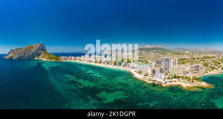 Farbenfroher mediterraner Strand. Penyal d’Ifach. Calpe Beach, Spanien. Stockfoto
