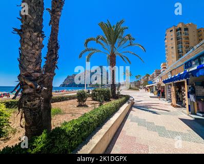 Farbenfroher mediterraner Strand. Penyal d’Ifach. Calpe Beach, Spanien. Stockfoto