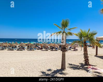 Farbenfroher mediterraner Strand. Penyal d’Ifach. Calpe Beach, Spanien. Stockfoto