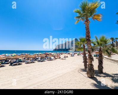 Farbenfroher mediterraner Strand. Penyal d’Ifach. Calpe Beach, Spanien. Stockfoto
