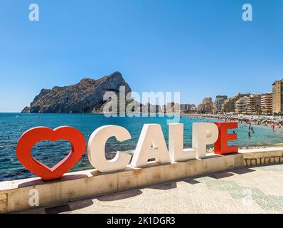 Farbenfroher mediterraner Strand. Penyal d’Ifach. Calpe Beach, Spanien. Stockfoto