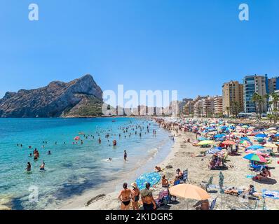 Farbenfroher mediterraner Strand. Penyal d’Ifach. Calpe Beach, Spanien. Stockfoto