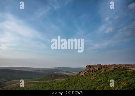 Atemberaubender spätsommerlicher Sonnenaufgang im Peak District über blühenden Heidefeldern rund um Higger Tor und Burbage Edge Stockfoto