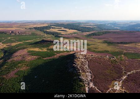 Schönes spätsommerliches Luftdrohnen-Landschaftsbild von Heidekraut in voller Blüte im Peak District Stockfoto