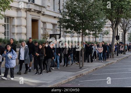 London, Großbritannien. 17.. September 2022. Im Zentrum Londons zieht sich eine große Schlange, während Trauernde an der mehrere Kilometer langen Schlange teilnehmen, um Königin Elizabeth II während des Liegens in der Westminster Hall ihre Ehre zu erweisen. Es wird erwartet, dass Hunderttausende Menschen am Sarg von Königin Elisabeth II. Vorbeigehen, 24 Stunden am Tag vor dem Staatsbegräbnis am Montag. Quelle: Wiktor Szymanowicz/Alamy Live News Stockfoto