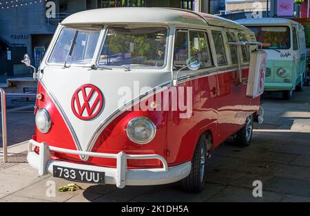 Rot-weißer Volkswagen Beatle-Van an einem sonnigen Tag in London Stockfoto