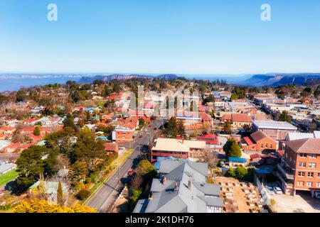 Luftbild Blick über Katoomba Regionalstadt in den Blue Mountains von Australien - Straßen und Häuser zum Echo Point Grand Canyon. Stockfoto