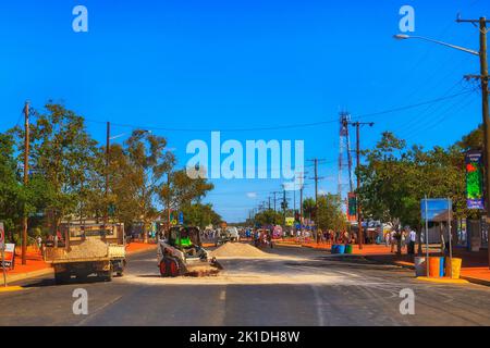 Lightning Ridge, Australien - 20. April 2019: Osterfestival auf der Haupteinkaufsstraße Morilla in Opal Town, einem Juwel von NSW. Stockfoto