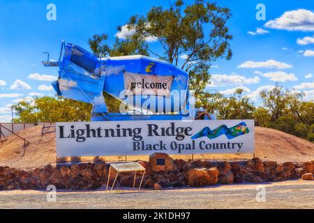 Lightning Ridge, Australien - 20. April 2019: Willkommen beim Straßenschild der Stadt am Eingang der Gemeinde Black Opal im Outback Australien. Stockfoto