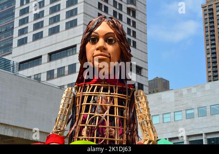 Eine riesige Marionette, die ein syrisches Flüchtlingsmädchen namens „Little Amal“ darstellt, geht auf dem Lincoln Center Plaza spazieren. Kredit: Ryan Rahman/Alamy Live Nachrichten. Stockfoto