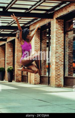 Ballerina Moderne Tänzerin im Trikot im Freien in städtischen Straße Bürgersteig Backsteinmauer Stockfoto