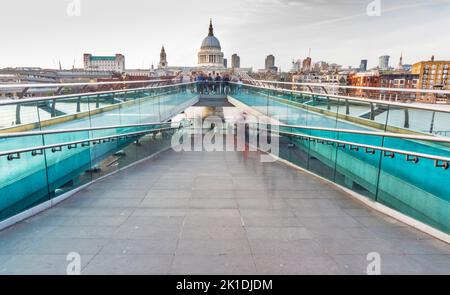 London, England, UK-August 21 2019:St. Paul's Cathedral ragt von der Spitze der berühmten Brücke, vom Nordufer der Themse, als verschwommen Stockfoto