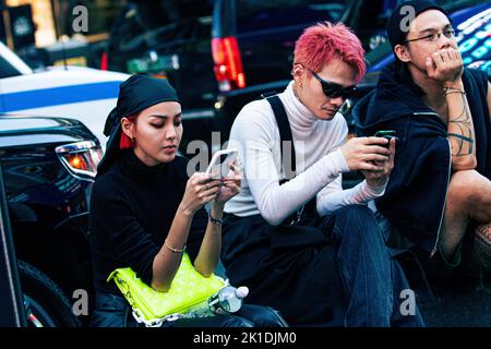 Junge Erwachsene Auf Mobiltelefonen Stockfoto