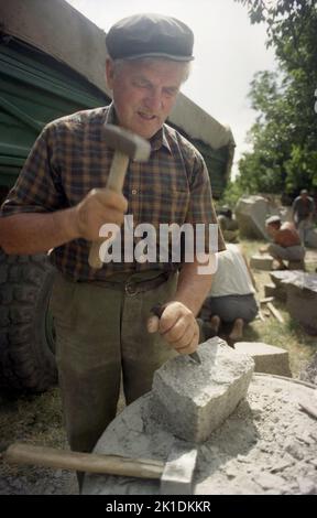 Greci, Kreis Tulcea, Rumänien, 2000. Ein Steinschnitzer der kleinen italienischen Gemeinde, bekannt für ihre Handwerkskunst. Stockfoto