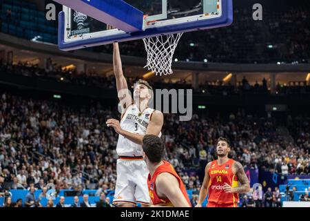 Willy Hernangomez (R) aus Spanien und Franz Wagner (L) aus Deutschland waren während des Halbfinales der FIBA Eurobasket 2022 zwischen Spanien und Deutschland in der Mercedes-Benz Arena im Einsatz. Endergebnis; Spanien 96:91 Deutschland. Stockfoto