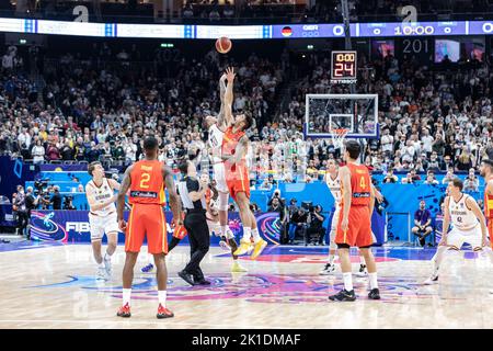 Willy Hernangomez (R) aus Spanien und Daniel Theis (L) aus Deutschland waren während des Halbfinales der FIBA Eurobasket 2022 zwischen Spanien und Deutschland in der Mercedes-Benz Arena im Einsatz. Endergebnis; Spanien 96:91 Deutschland. Stockfoto