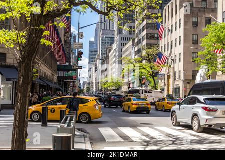 New york, USA - 16. Mai 2019: Geschäftige breite Straße in New York City, USA Stockfoto