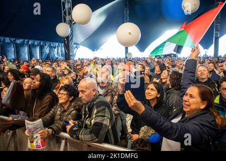 Die Abbildung zeigt die Solidaritätsveranstaltung 'ManiFiesta' der linksextremen Partei PVDA - PTB in Oostende, Samstag, 17. September 2022. BELGA FOTO NICOLAS MAETERLINCK Stockfoto