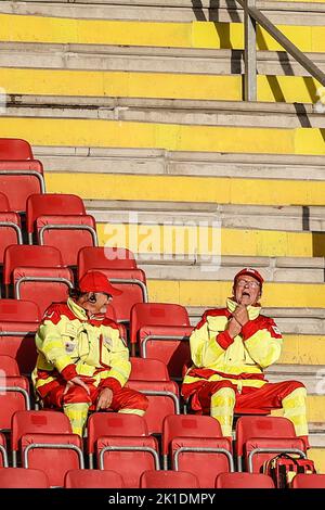 Die Abbildung zeigt die Agenten des roten Kreuzes während eines Fußballmatches zwischen SV Zulte Waregem und Sint-Truidense VV, Samstag, 17. September 2022, in Brügge, am 9. Tag der ersten Division der belgischen Meisterschaft 2022-2023 in der „Jupiler Pro League“. BELGA FOTO BRUNO FAHY Stockfoto