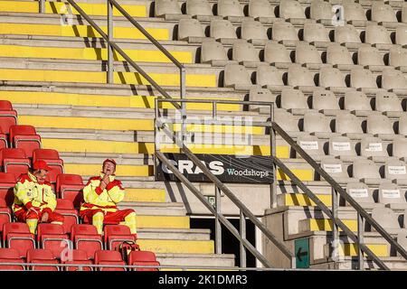 Die Abbildung zeigt die Agenten des roten Kreuzes während eines Fußballmatches zwischen SV Zulte Waregem und Sint-Truidense VV, Samstag, 17. September 2022, in Brügge, am 9. Tag der ersten Division der belgischen Meisterschaft 2022-2023 in der „Jupiler Pro League“. BELGA FOTO BRUNO FAHY Stockfoto