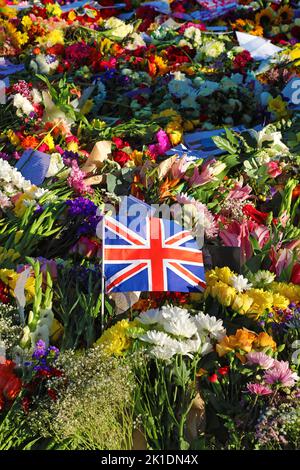 London, Großbritannien. 17. September 2022. Im Hyde Park, London, wurden Blumen für Queen Elizabeth II als Überlauf für den Green Park gestutzt. Da die Anzahl der Besucher die Erwartungen beim Anblick und Platzieren von Blumenschmuck übertraf, musste Green Park am Samstag mehrmals schließen, was viele Besucher enttäuschte, sodass im Hyde Park ein neuer Bereich begonnen wurde, der viel zugänglicher und weniger überfüllt war. Kredit: Paul Brown/Alamy Live Nachrichten Stockfoto