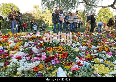 London, Großbritannien. 17. September 2022. Im Hyde Park, London, wurden Blumen für Queen Elizabeth II als Überlauf für den Green Park gestutzt. Da die Anzahl der Besucher die Erwartungen beim Anblick und Platzieren von Blumenschmuck übertraf, musste Green Park am Samstag mehrmals schließen, was viele Besucher enttäuschte, sodass im Hyde Park ein neuer Bereich begonnen wurde, der viel zugänglicher und weniger überfüllt war. Kredit: Paul Brown/Alamy Live Nachrichten Stockfoto