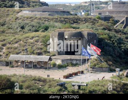 AJAXNETPHOTO. 25TH. AUGUST 2022. IJMUIDEN, NIEDERLANDE. - INSELFESTUNG - INSEL FORTEILAND, UNESCO-WELTKULTURERBE, DER DEN EINGANG ZUM FLUSS AMSTEL AM EINGANG ZUM NORDSEEKANAL BEWACHT. ERBAUT 1880, UM DAS GEBIET ZU VERTEIDIGEN UND DEN SEEVERKEHR NACH AMSTERDAM ZU BESCHRÄNKEN. DIE INSEL WURDE IM ZWEITEN WELTKRIEG VON DEUTSCHLAND ALS TEIL DER VERTEIDIGUNGSLINIE DER ATLANTIKMAUER GENUTZT. FOTO:TONY HOLLAND/AJAX REF:DTH 2197 Stockfoto