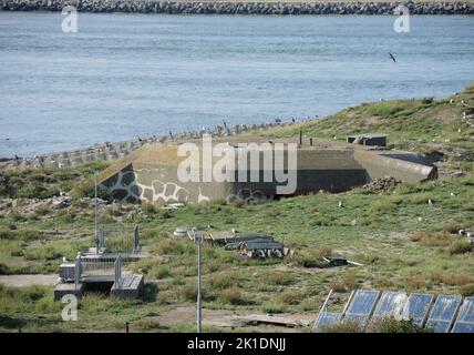 AJAXNETPHOTO. 25TH. AUGUST 2022. IJMUIDEN, NIEDERLANDE. - INSELFESTUNG - INSEL FORTEILAND, UNESCO-WELTKULTURERBE, DER DEN EINGANG ZUM FLUSS AMSTEL AM EINGANG ZUM NORDSEEKANAL BEWACHT. ERBAUT 1880, UM DAS GEBIET ZU VERTEIDIGEN UND DEN SEEVERKEHR NACH AMSTERDAM ZU BESCHRÄNKEN. DIE INSEL WURDE IM ZWEITEN WELTKRIEG VON DEUTSCHLAND ALS TEIL DER VERTEIDIGUNGSLINIE DER ATLANTIKMAUER GENUTZT. FOTO:TONY HOLLAND/AJAX REF:DTH 2203 Stockfoto