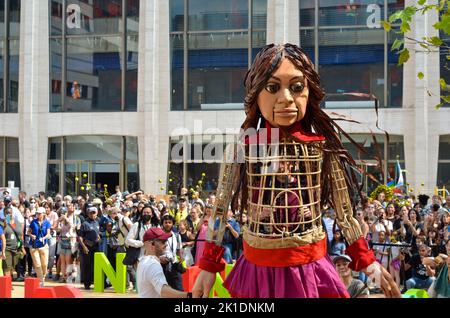 New York, New York, USA. 17. September 2022. Eine riesige Marionette, die ein syrisches Flüchtlingsmädchen namens „Little Amal“ darstellt, geht im Rahmen des internationalen Kunstprojekts The Walk auf dem Lincoln Center Plaza in New York City spazieren. - 'Little Amal' wurde von der Handspring Puppet Company entworfen und repräsentiert ein syrisches Flüchtlingskind und die Millionen vertriebener Kinder weltweit. (Bild: © Ryan Rahman/Pacific Press via ZUMA Press Wire) Stockfoto