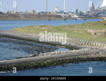 AJAXNETPHOTO. 25TH. AUGUST 2022. IJMUIDEN, NIEDERLANDE. - INSELFESTUNG - INSEL FORTEILAND, UNESCO-WELTKULTURERBE, DER DEN EINGANG ZUM FLUSS AMSTEL AM EINGANG ZUM NORDSEEKANAL BEWACHT. ERBAUT 1880, UM DAS GEBIET ZU VERTEIDIGEN UND DEN SEEVERKEHR NACH AMSTERDAM ZU BESCHRÄNKEN. DIE INSEL WURDE IM ZWEITEN WELTKRIEG VON DEUTSCHLAND ALS TEIL DER VERTEIDIGUNGSLINIE DER ATLANTIKMAUER GENUTZT. FOTO:TONY HOLLAND/AJAX REF:DTH 2210 Stockfoto