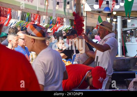 Beim jährlichen San-Gennaro-Fest in Lower Manhttan, New York City, werden die Mitarbeiter des Coffee House als beschäftigt angesehen, Kunden zu bedienen. Kredit: Ryan Rahman/Alamy Live Nachrichten. Stockfoto